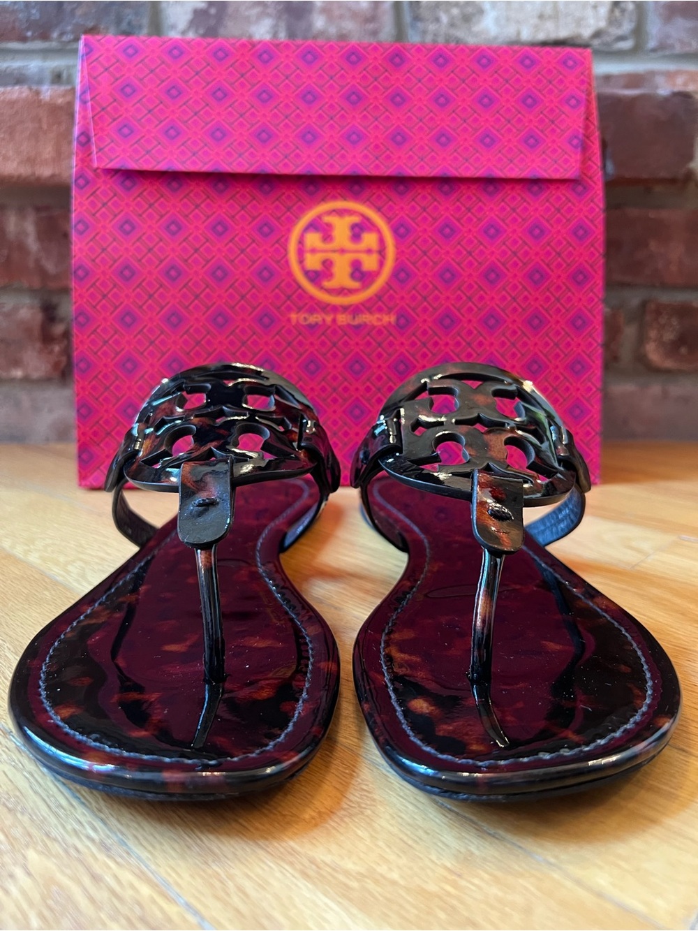Tory Burch Black & Brown Tortoise Shell Printed Patent Leather Miller - Picture 4 of 13